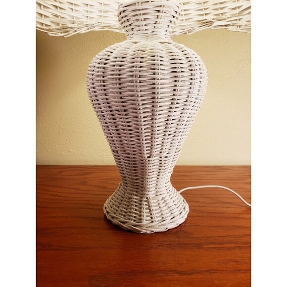 White Wicker Table Lamp With Shade Scalloped Vintage 21 x 15 Coastal - Picture 2 of 4